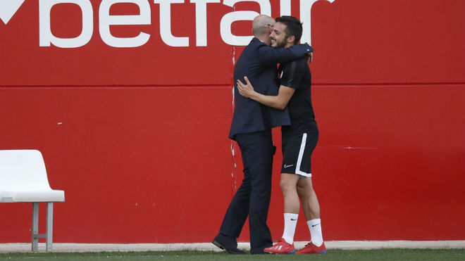 Monchi y Sarabia se abrazan en la Ciudad Deportiva.