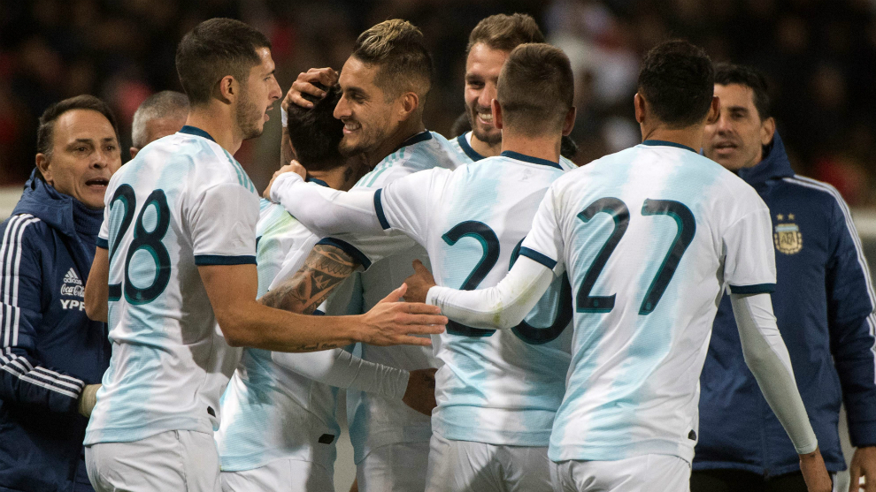 The Argentine players celebrate their goal.