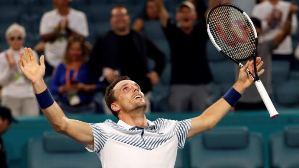 Roberto Bautista celebra su victoria frente a Novak Djokovic.