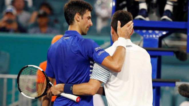 Novak Djokovic felicita a Roberto Bautista tras su victoria.