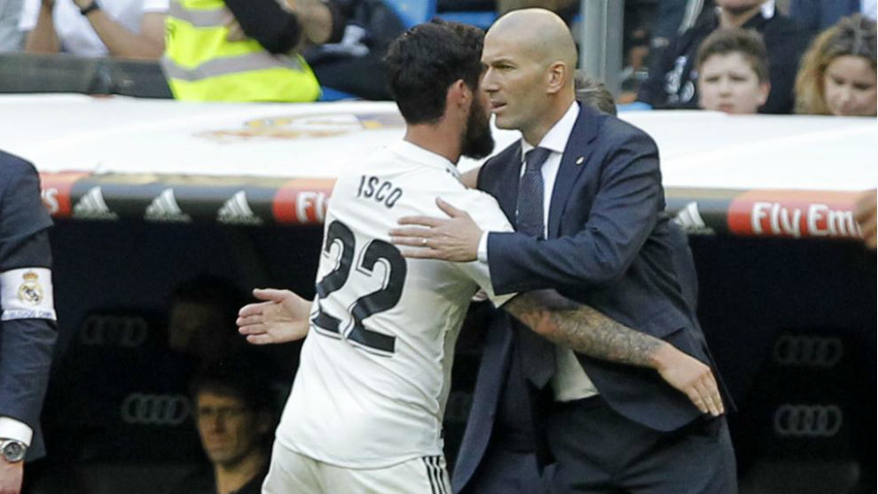 Zidane saluda a Isco tras ser sustituido en el primer partido del...
