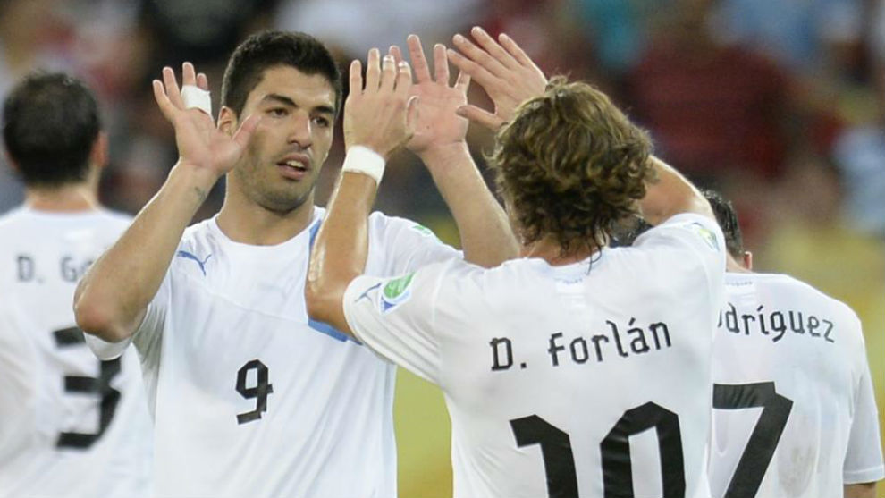 Luis Surez and Diego Forln in a match for Uruguay.