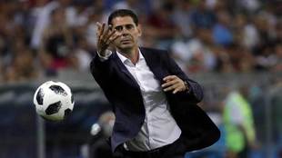 Fernando Hierro lanza un baln en un partido de la seleccin en el...