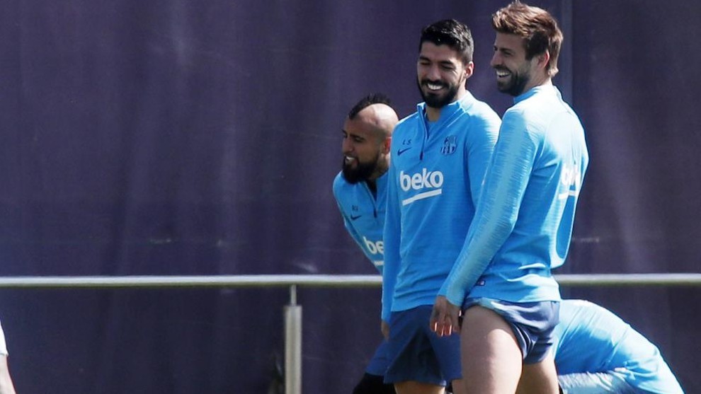 Luis Suárez y Piqué, sonrientes, en la sesión de este viernes.