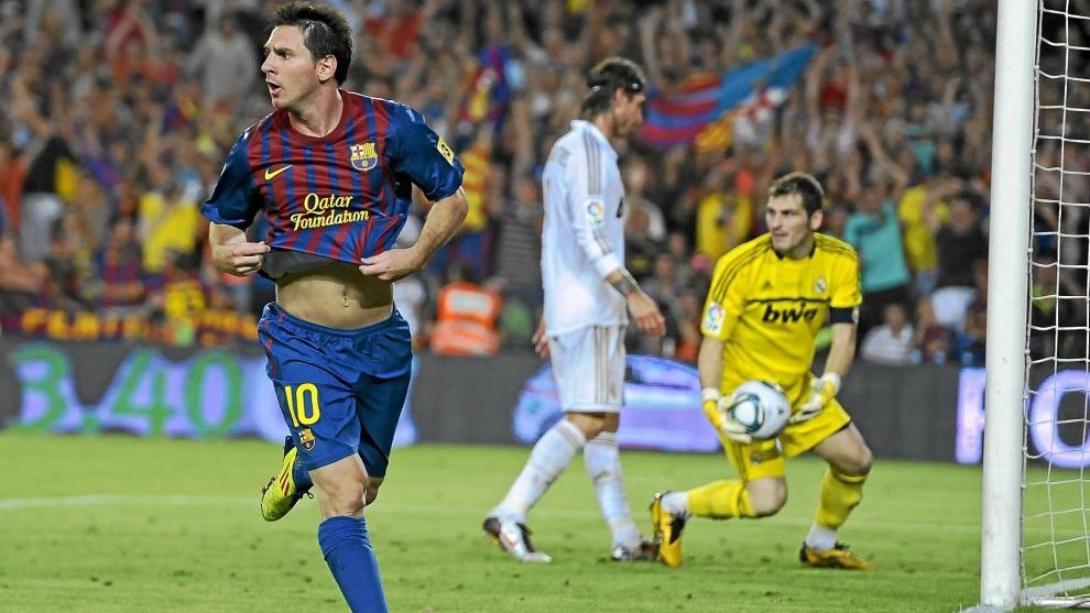 Messi marcando un gol a Iker Casillas