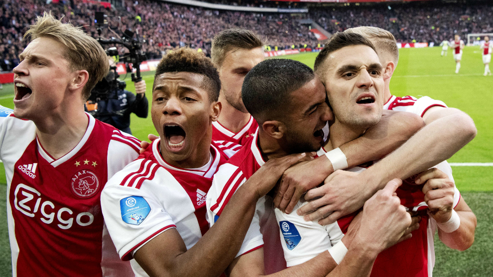 Los futbolistas del Ajax celebran el gol de Tadic