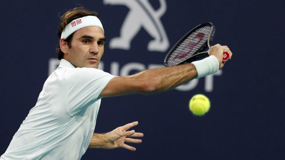 Roger Federer pega de revs durante un partido en Miami.