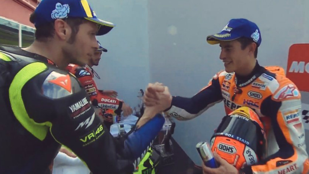 Mrquez y Rossi se dan la mano.