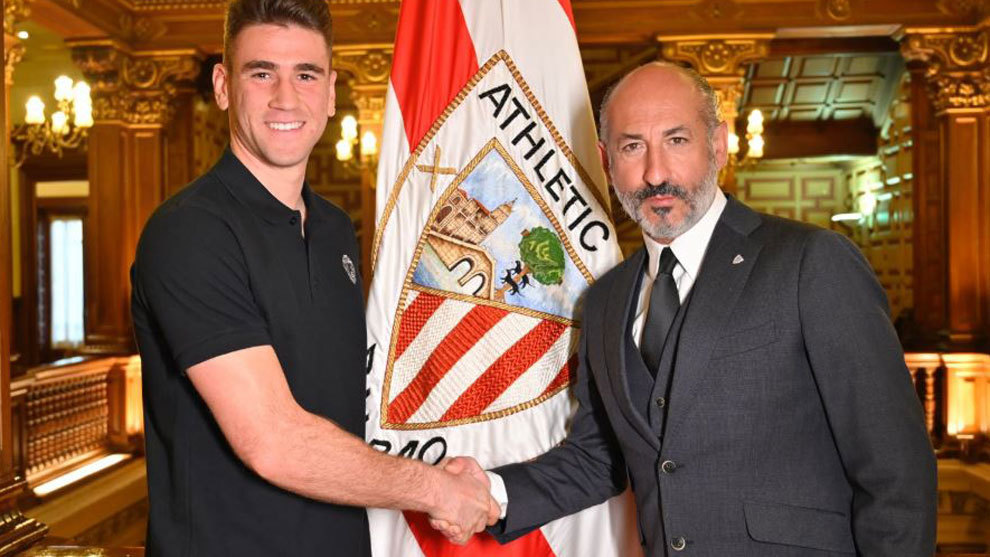 Unai Simon y el presidente del Athletic, tras la mejora de contrato