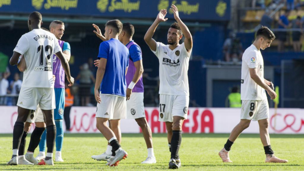 Los jugadores del Valencia saludan a la aficin tras el partido...