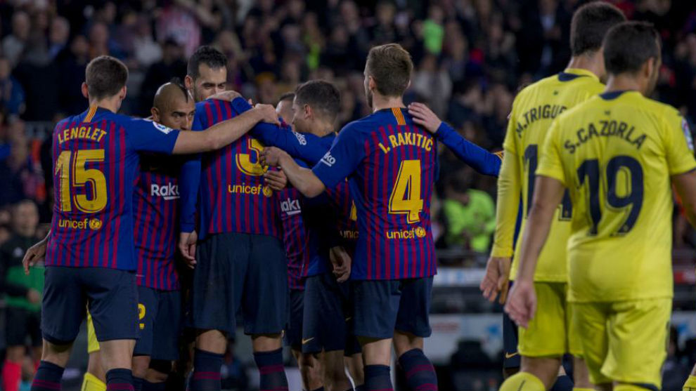 Los jugadores del Barcelona celebran un gol contra el Villarreal en el...