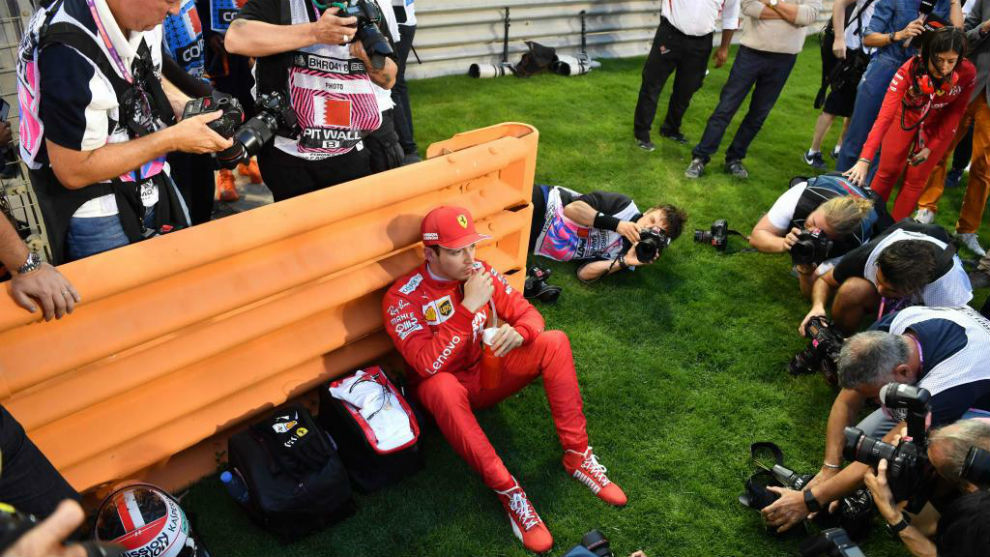 Leclerc, rodeado de fotgrafos antes del GP de Bahrin.
