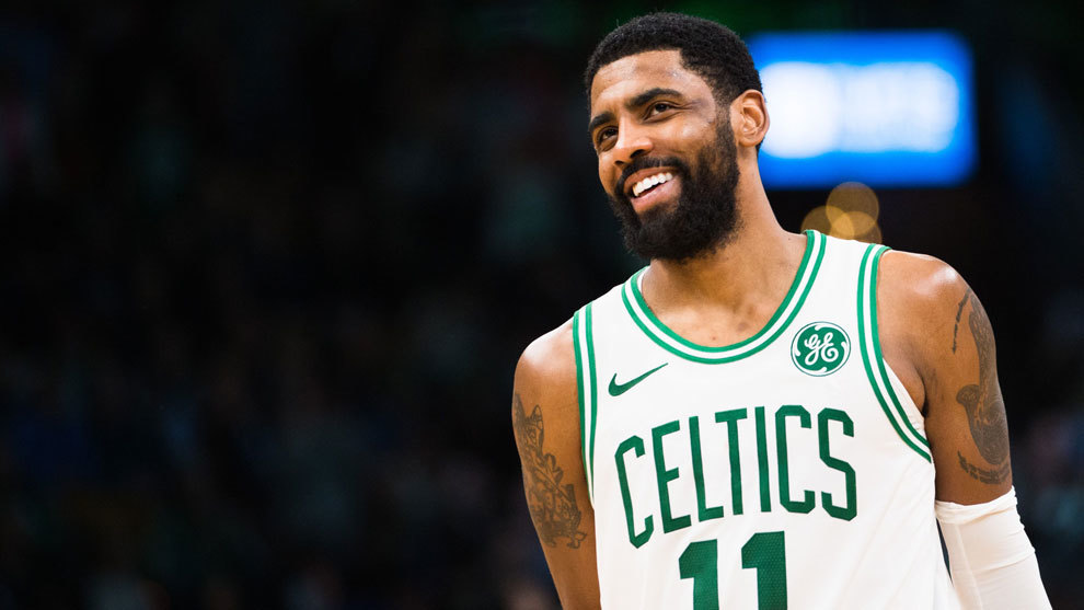 Kyrie Irving sonre en un partido con los Celtics