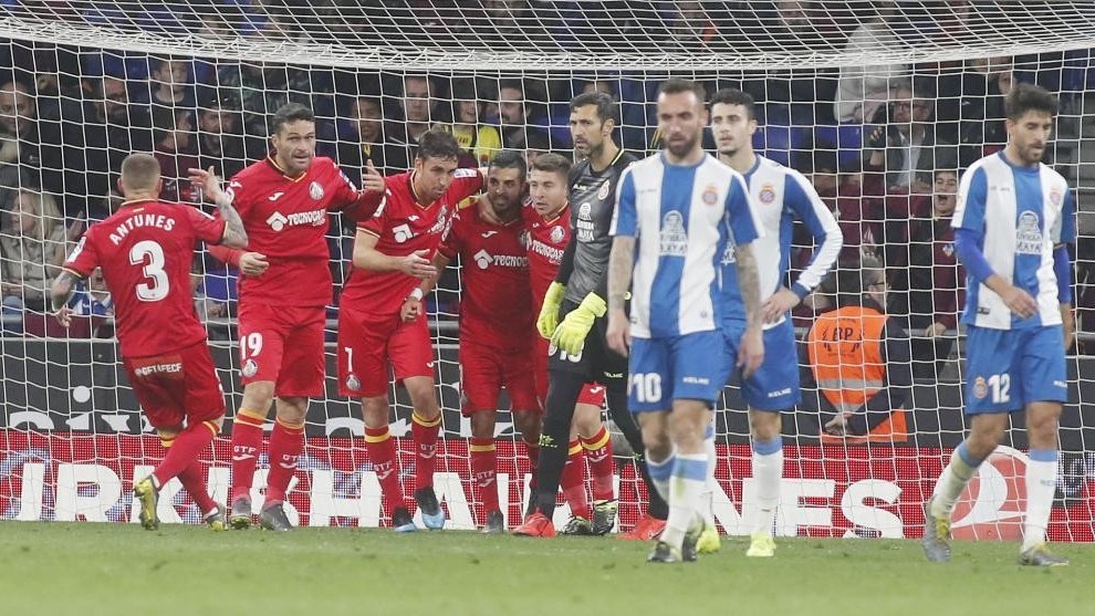 Los jugadores del Espanyol, cabizbajos, tras el empate del Getafe