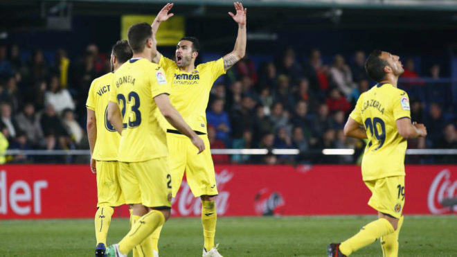 Los jugadores del Villarreal se lamentan tras el gol de Luis Surez.