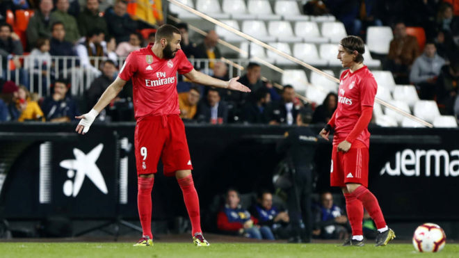 Karim Benzema y Luka Modric, discutiendo durante el partido de ayer.