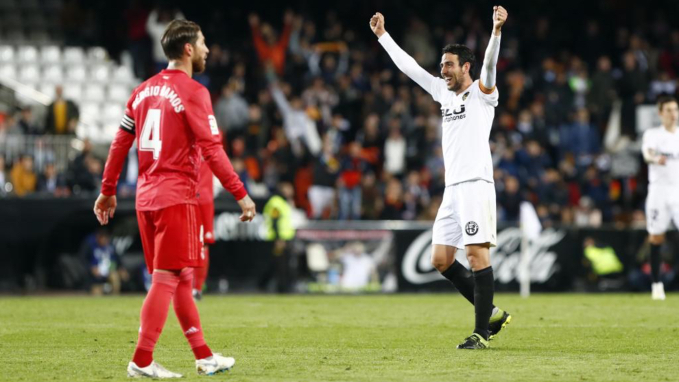 Parejo celebra la victoria del Valencia ante Sergio Ramos.