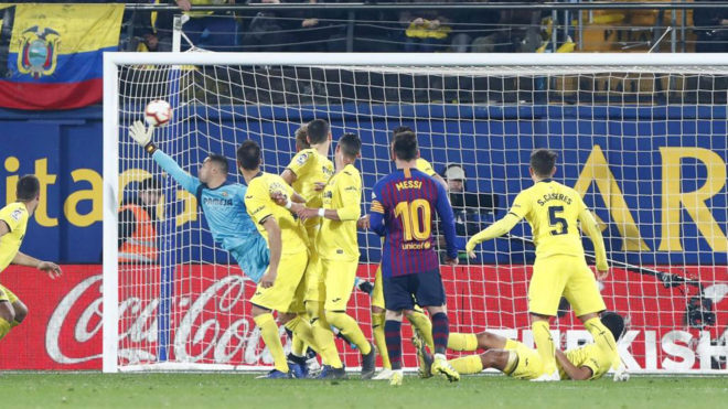 Lionel Messi scoring a free-kick against Villarreal
