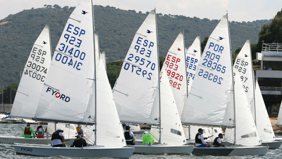 El Campeonato Iberico De Snipe Reune A 60 Barcos En El Pantano De