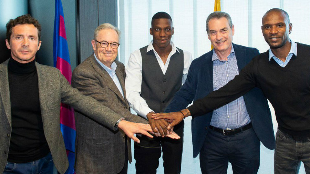 Ilaix (centre) with Eric Abidal (right) and other club directors.