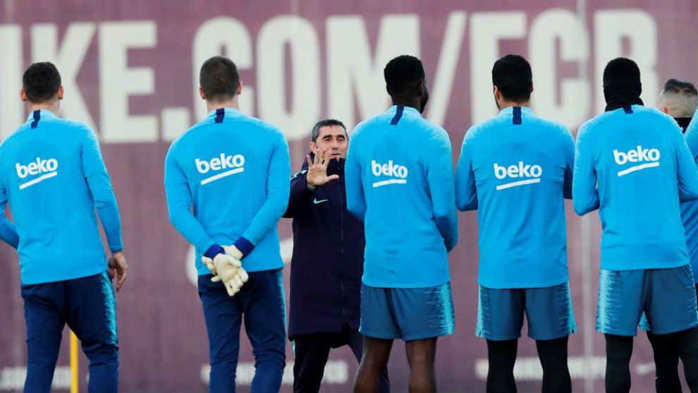 Valverde da instrucciones a sus jugadores durante un entrenamiento.