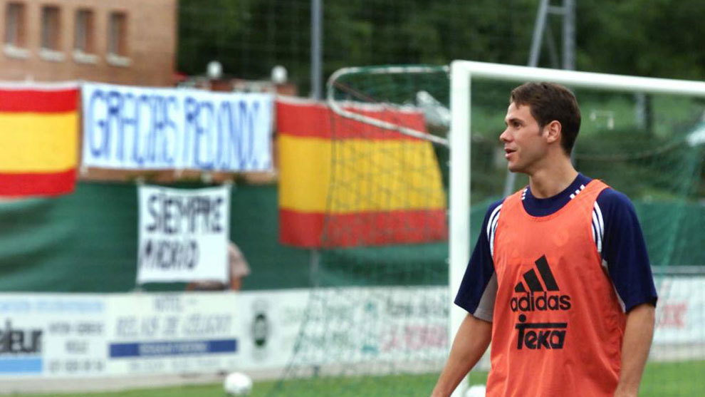 Fernando Redondo, ante una pancarta de apoyo de algunos aficionados...