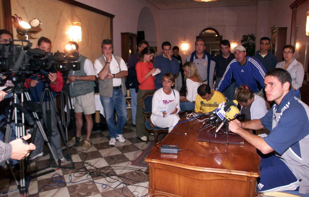 Fernando Redondo explica su salida del club a la prensa en Nyon...