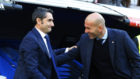 Zidane y Valverde se saludan antes de un Barcelona-Real Madrid