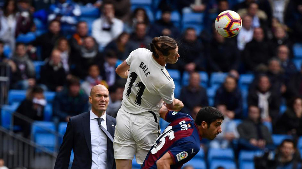 Bale intenta cabecear ante Cote