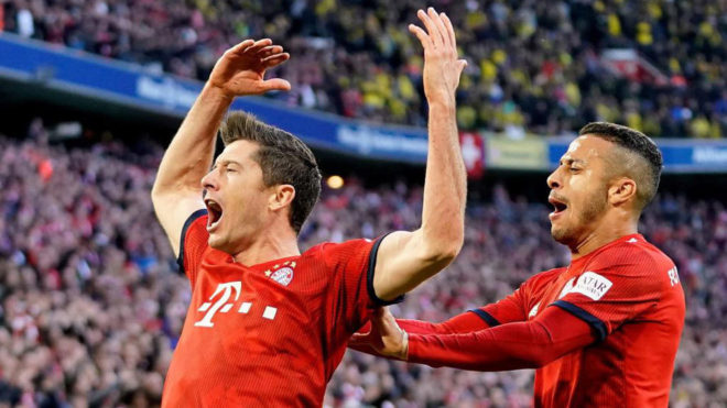 Lewandowski and Thiago celebrate going 2-0 ahead.