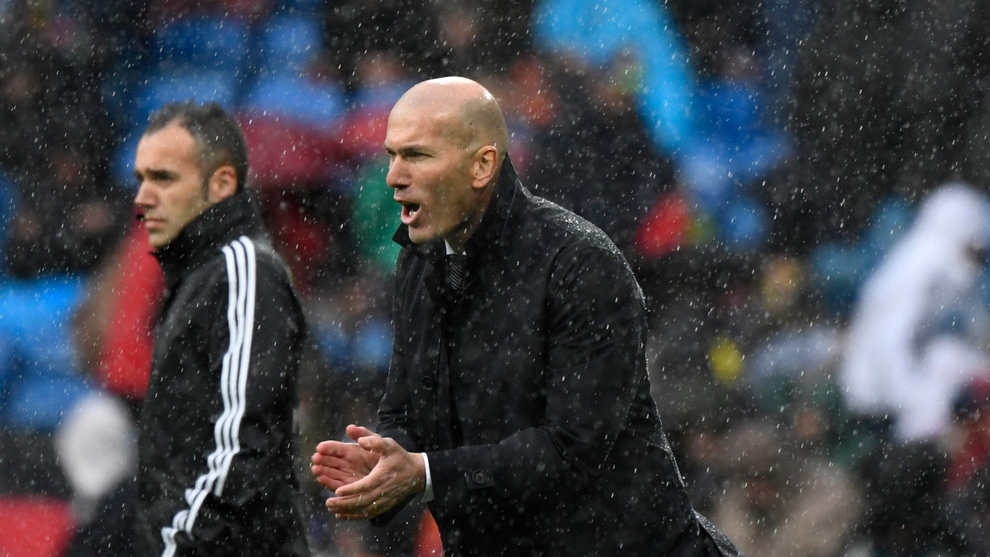 Zidane encouraging his team during the match against Eibar. 
