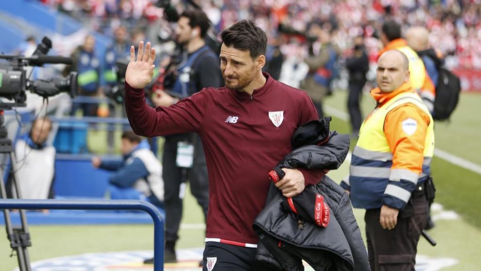 Aduriz greets Athletic Club supporters.