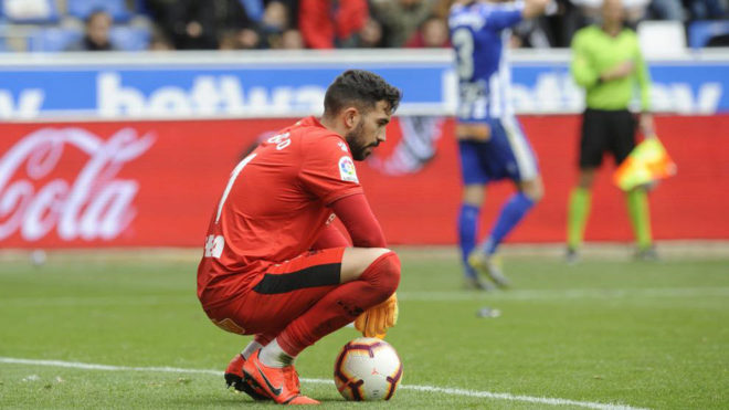 Pacheco, portero del Alavs, desolado tras encajar el gol del empate...