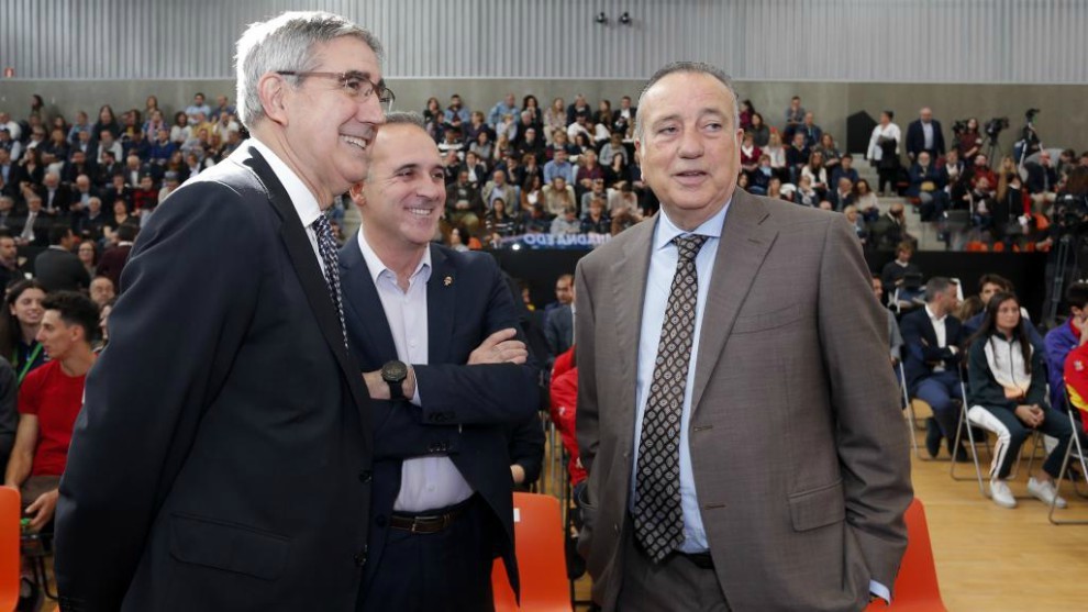 Fernando Roig (D) con Jos Puentes, de Valencia Basket y Jordi...