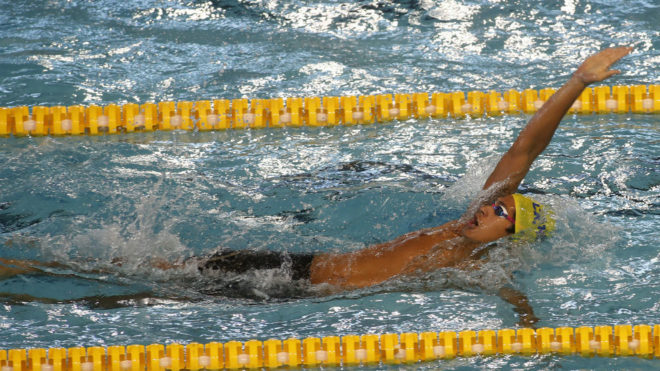 Hugo Gonzlez nadando la espalda.