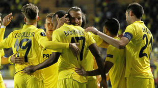 Los jugadores amarillos celebran un gol en los cuartos de final de...