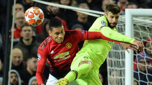 Piqué pugna un balón aéreo con Smalling.
