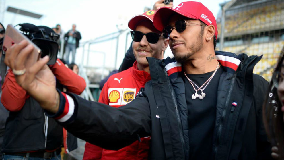 Hamilton, hacindose un &apos;selfie&apos; con Vettel en el circuito.