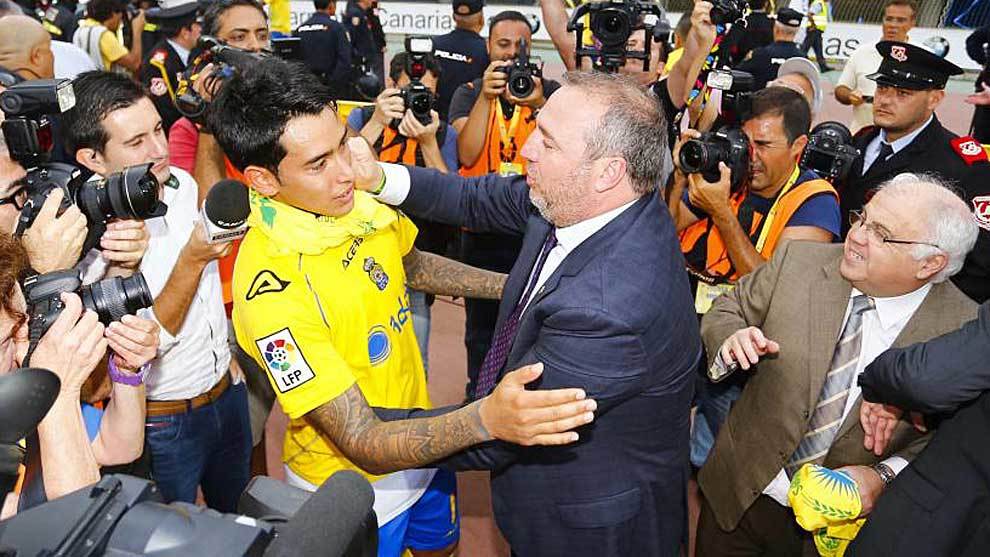 El presidente Ramrez saluda a Sergio Araujo tras el ltimo ascenso...