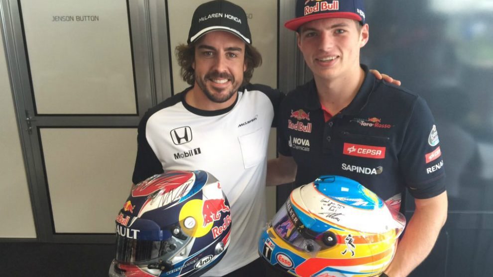 El intercambio de cascos entre Alonso y Verstappen.