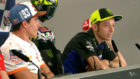 Rossi habla del apretn de manos ante la atenta mirada de Mrquez.