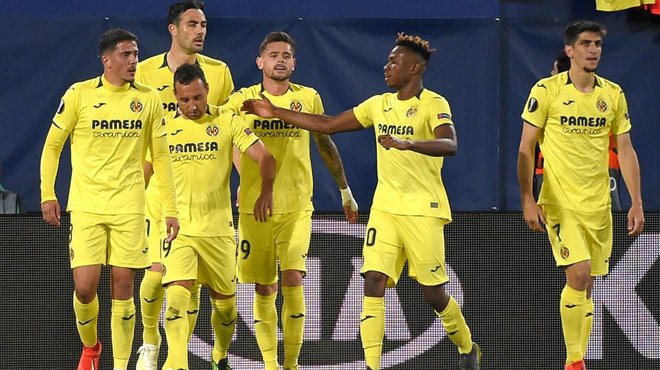 The Villarreal players celebrate Cazorla&apos;s goal.