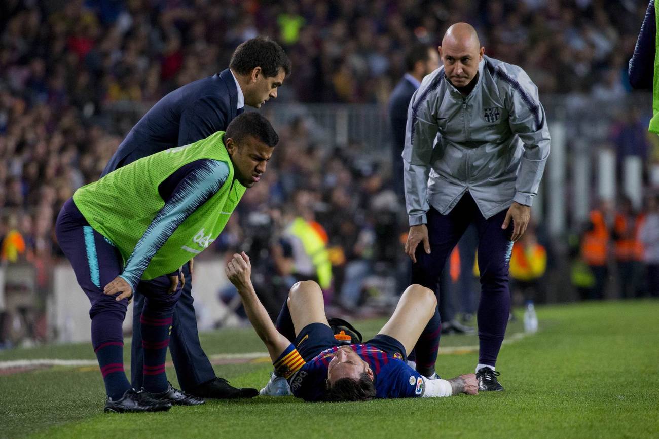 Leo Messi cae lesionado durante el Barcelona-Sevilla de la jornada 9....