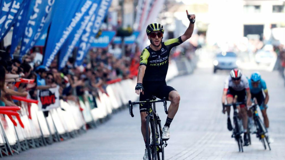 Adam Yates celebrando en Eibar su triunfo de etapa.