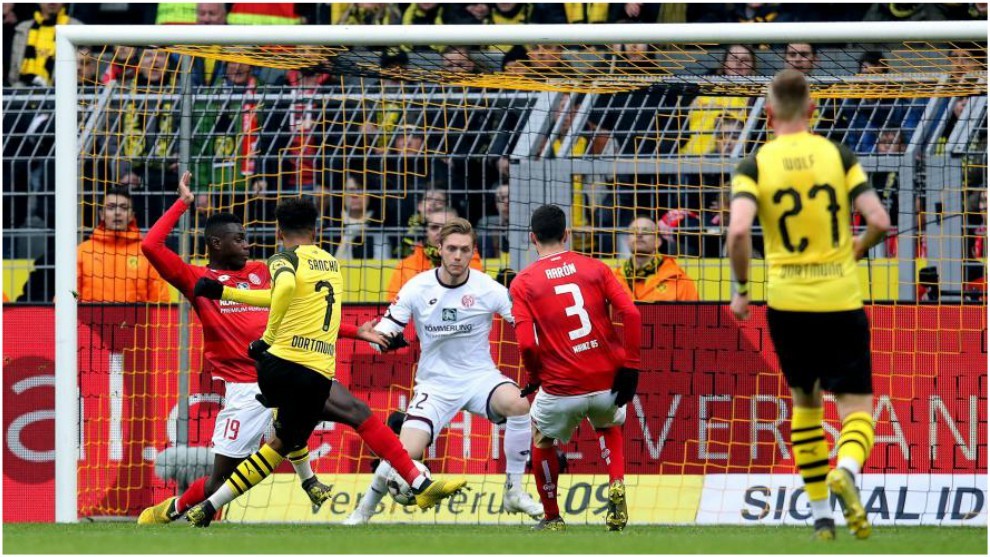 Jadon Sancho marca el segundo gol del Dortmund contra el Mainz.