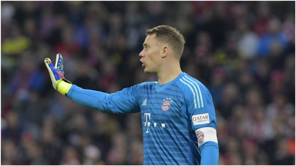 Neuer giving out instructions to his teammates.