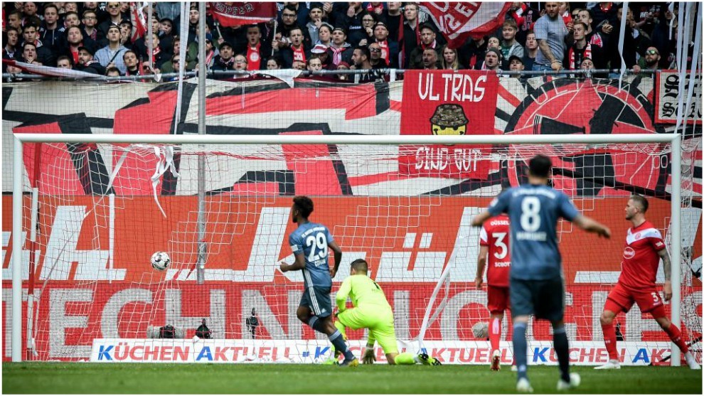 Coman scoring Bayern&apos;s second goal against Fortuna Dsseldorf.