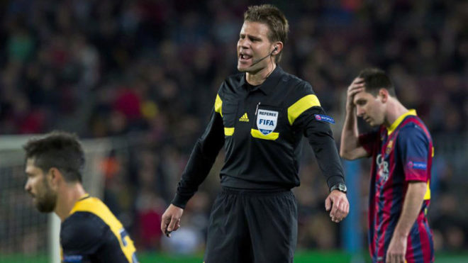 Felix Brych during Barcelona&apos;s clash with Atletico in the 2013/14...