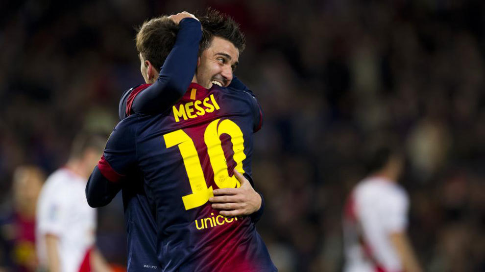 Villa abraza a Messi.