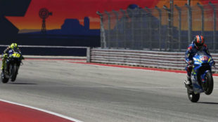 Rins cruza la meta de Austin delante de Rossi.